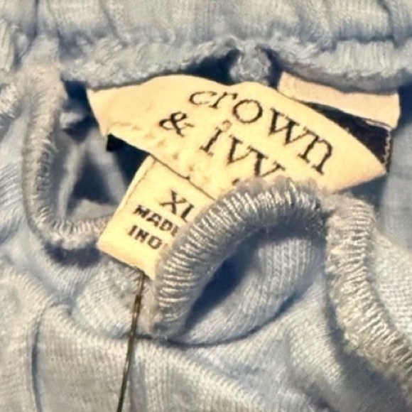 Crown & Ivy Women’s XL Soft Blue Ruffled Top with Scalloped Sleeves NWT - Picture 3 of 4